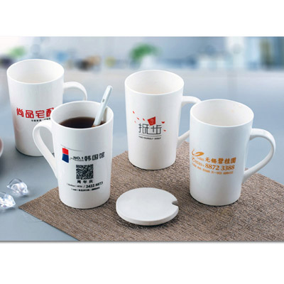 带盖白色马克杯