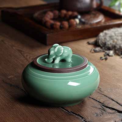 <b>陶瓷吉祥储存罐</b>