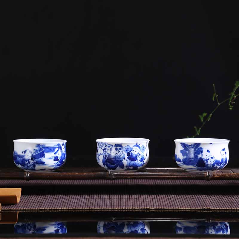 <b>青花瓷五子图茶杯</b>