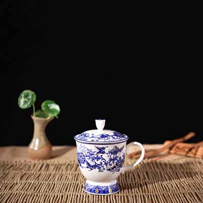 青花骨瓷茶杯带盖