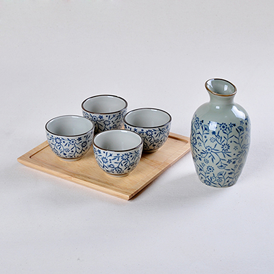 <b>青花瓷釉下彩酒具</b>