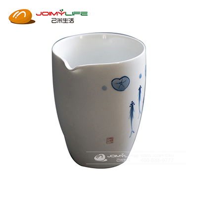 景德镇手绘蓝彩鱼戏荷塘公道杯 陶瓷茶具定制