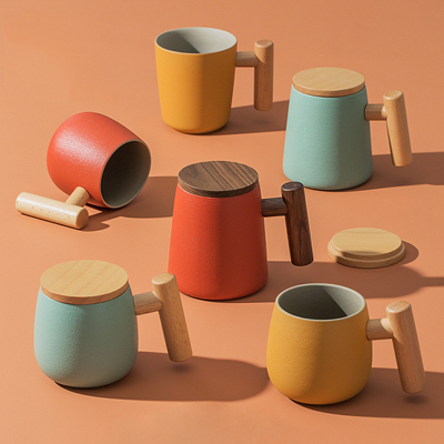 彩色陶瓷耐高温牛奶杯木把带盖办公室休闲家居泡茶咖啡杯